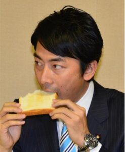 トーストを食べる小泉進次郎